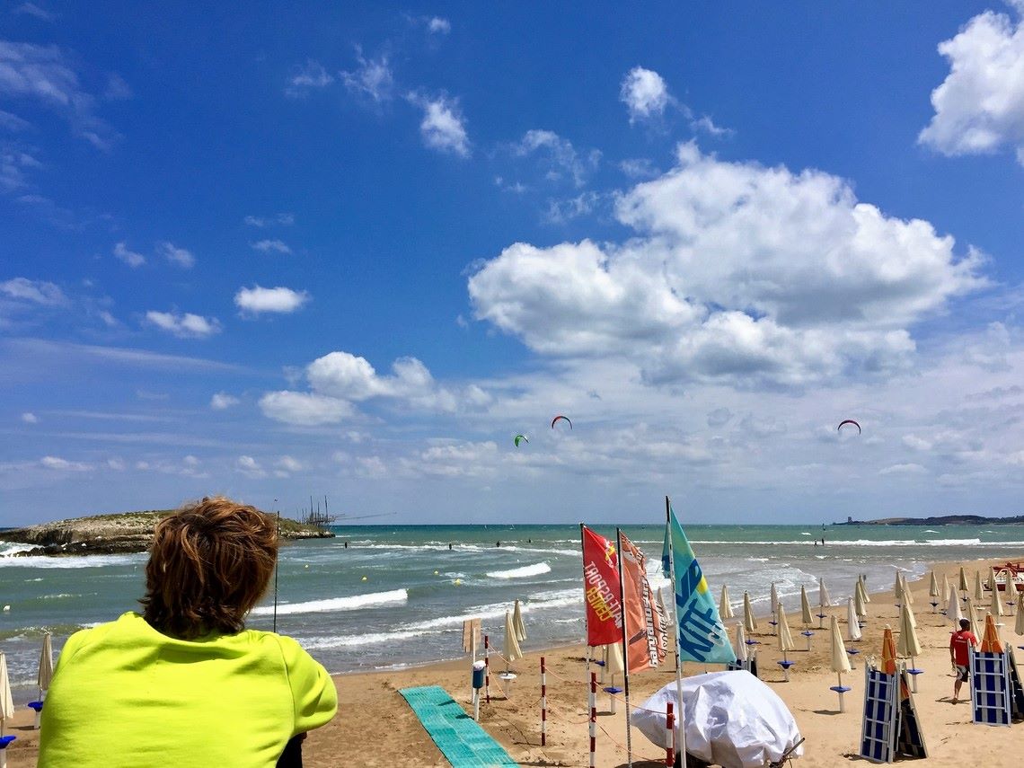 ragazzi e ragazze che fanno kitesurf e sport acquatici nell'Isola La Chianca Vieste