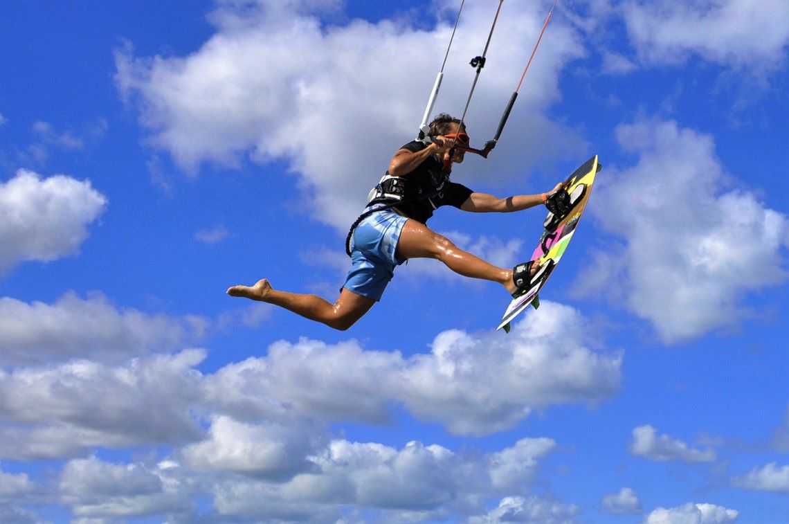 ragazzi e ragazze che fanno kitesurf e sport acquatici nell'Isola La Chianca Vieste