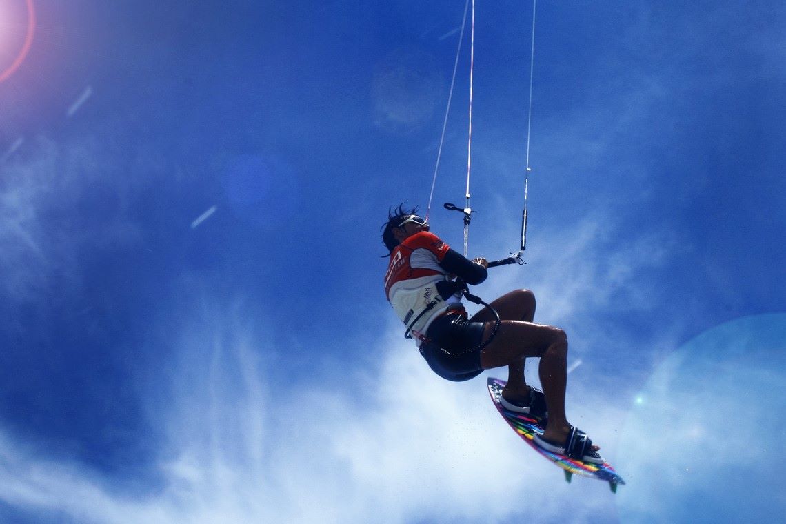 ragazzi e ragazze che fanno kitesurf e sport acquatici nell'Isola La Chianca Vieste