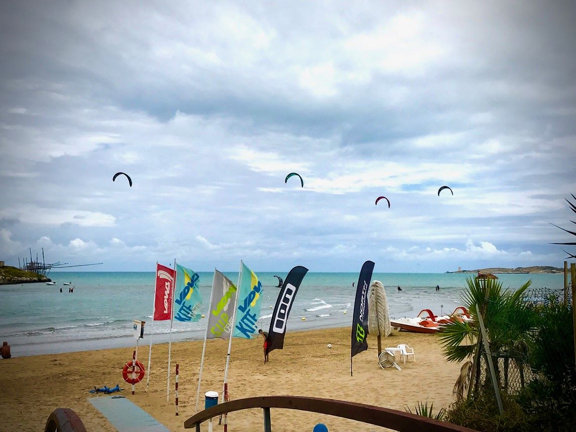 ragazzi e ragazze che fanno kitesurf e sport acquatici nell'Isola La Chianca Vieste