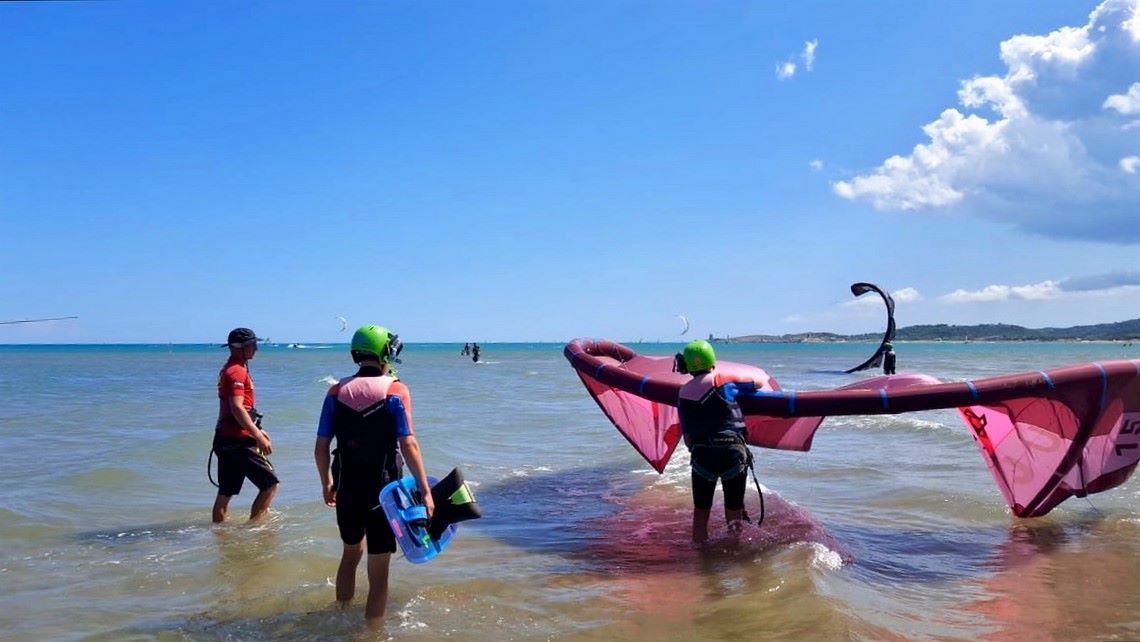 ragazzi e ragazze che fanno kitesurf e sport acquatici nell'Isola La Chianca Vieste