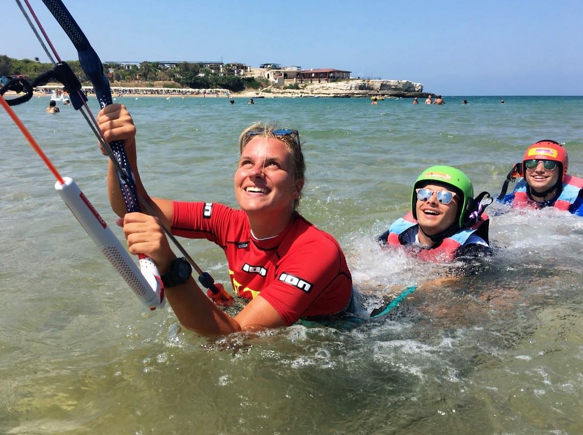 ragazzi e ragazze che fanno kitesurf e sport acquatici nell'Isola La Chianca Vieste