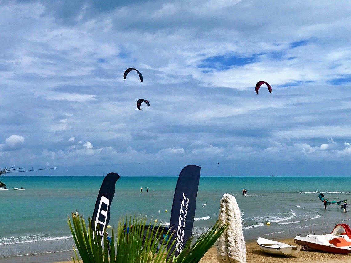 ragazzi e ragazze che fanno kitesurf e sport acquatici nell'Isola La Chianca Vieste