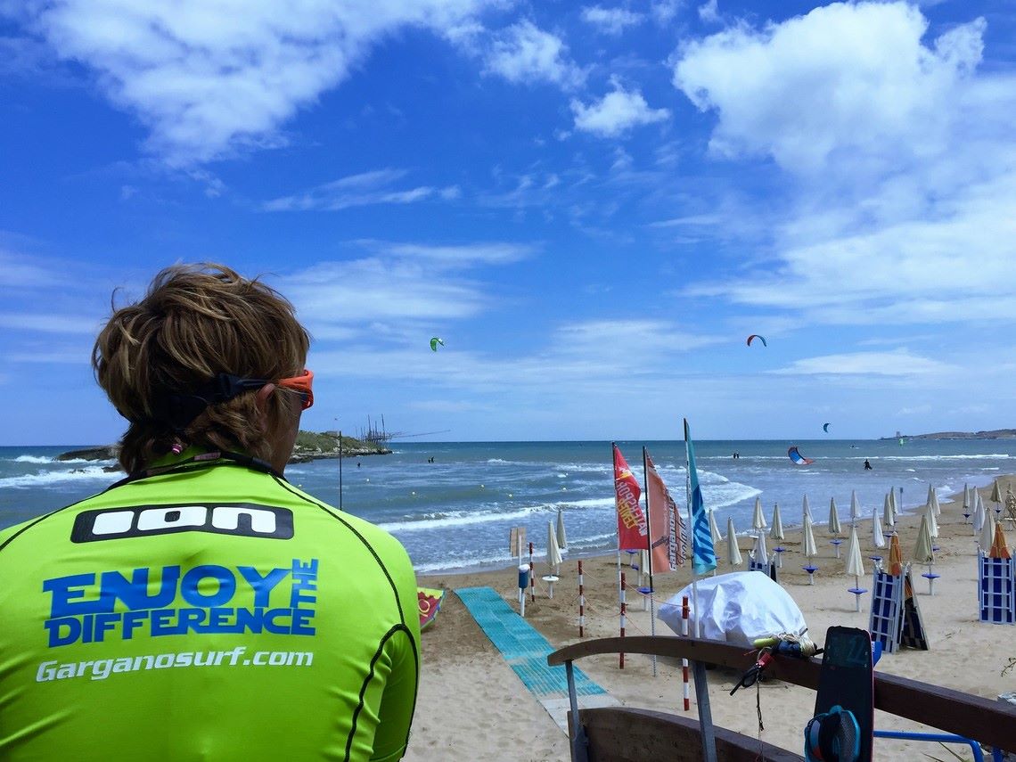 ragazzi e ragazze che fanno kitesurf e sport acquatici nell'Isola La Chianca Vieste